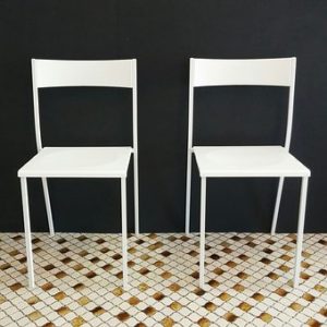 2 white chairs